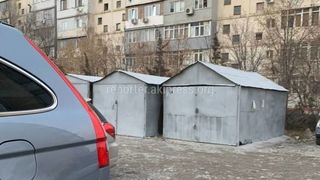 Мэрия и «Бишкекглавархитектура» проверяют законность гаражей в 12 мкр