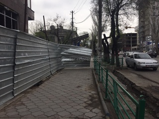 Строительная компания по ул. Абдрахманова перекрыла своим сломанным забором весь тротуар, - читатель <b><i>(фото)</i></b>