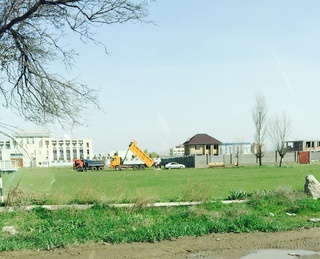 Законно ли осуществляется захват земель в престижном районе «Киргизия-1», в том числе детской площадки? - жители <b><i>(фото)</i></b>