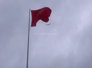 На центральной площади Ала-Тоо порвался флаг, - читатель <b><i>(видео)</i></b>
