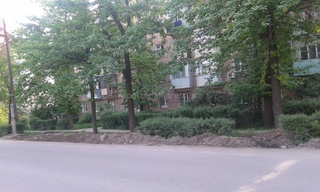 На улице Исанова после раскопки траншей, осталась куча камней и земли, улица не приведена в порядок, - читатель <b><i>(фото)</i></b>
