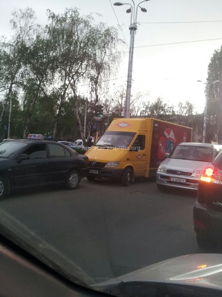 Читатель сообщает: «Вечером 24 апреля машина компании «Шоро» припарковалась подобным образом на Боконбаева-Мира, мешая машинам и прохожим.»