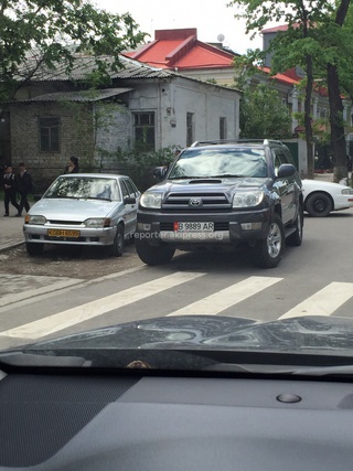 «Парковка «против шерсти» на Токтогула - Усенбавева», - прислал читатель 27 апреля.