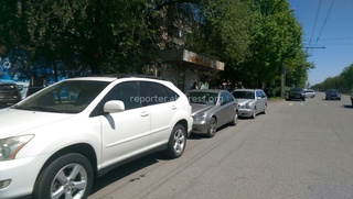 3 автомобиля припарковались на остановке по проспекту Чуй 28 апреля.