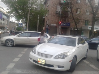 «28 апреля, центр города, Исанова-Киевская. Парковка прямо на перекрестке», - горожанин.