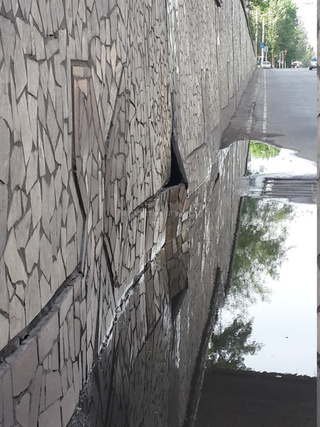 Стены под мостом по проспекту Мира разваливаются, - читатель <b><i>(фото)</i></b>