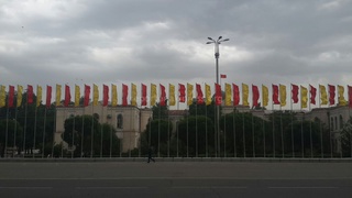 Читатель предлагает повесить государственные флаги Кыргызстана на площади Ала-Тоо вместо тех, что висят сейчас <b><i>(фото)</i></b>