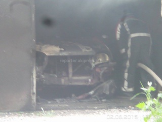 На пересечении улиц Тыныстанова и Боконбаева сгорела машина, находящаяся в гараже, - читатель <b><i>(фото)</i></b>