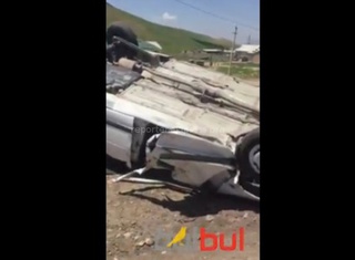 <b>Кыргызча:</b> На участке автодороги Ош-Ноокат в селе Алмалык за день произошло 3 крупные аварии, есть пострадавшие <b><i>(видео)</i></b>