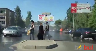 «Бишкекводоканал» утверждает, что фонтан, брызгающий на проезжую часть находится в ведении МП «Зеленстрой»