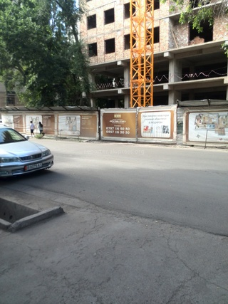 На пересечении улиц Боконбаева и Раззакова к строительному крану на объекте прикреплены бетонные бруски, безопасно ли это? - житель <b><i>(фото)</i></b>