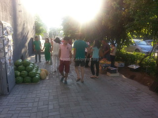 Стихийные торговцы фруктами и арбузами стоят возле ТЦ «Бишкек Парк», это выходит за всякие рамки, - читатель <b><i>(фото)</i></b>