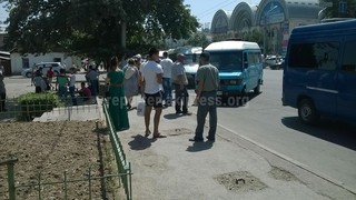 На остановке возле Ошского рынка люди ждут общественный транспорт на солнцепеке, - читатель <b><i>(фото)</i></b>