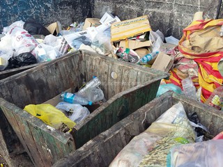 Горожанин жалуется, что места вокруг мусорных контейнеров превращаются в большую свалку из-за заборов вокруг него <b><i>(фото)</i></b>