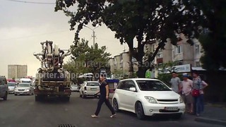 В Бишкеке водитель автомашины, двигаясь по встречной полосе справа, чуть не сбил человека на пешеходном переходе <b><i>(видео)</i></b>