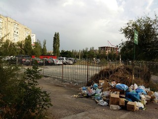 В 7 микрорайоне на месте, где раньше были мусорные баки, образовалась свалка, которую много дней уже никто не вывозит, - житель <b><i>(фото)</i></b>