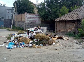 На Куренкеева-Логвиненко 6 день не убирают мусор, - читатель <b><i>(фото)</i></b>