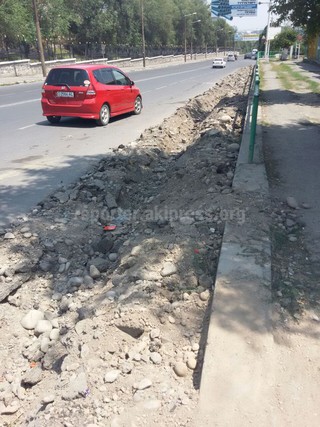 Мэрия города Ош обещала установить лотки на пересечении улиц Айтиева и Амир Темира, но до сих пор не завершила, - житель <b><i>(фото)</i></b>