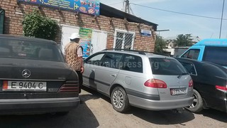 На пересечении Павлова-Зеленая женщина требует оплату за парковку авто, заявляя, что это ее собственность, - читатель <b><i>(фото)</i></b>