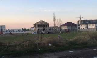 Жители района Киргизия-1 недовольны, что на территории детской площадки построили дома <i>(фото)</i>