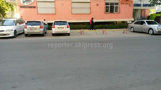 На общественной парковке по улице Исанова установлены красные металлические препятствия с замком, - читатель <b><i>(фото)</i></b>