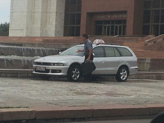 Таксист мыл свою машину у фонтана на площади Ала-Тоо, - читатель <b><i>(фото)</i></b>