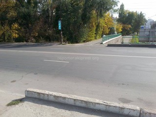 Читатель сообщает, что на пересечении улиц Байтик Баатыра-Льва Толстого, на мосту, опасно переходить дорогу <i>(фото)</i>
