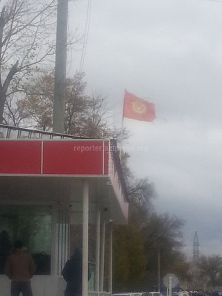 Возле КПП «Ак-жол» на посту ДПС висит порванный флаг, - читатель <b><i>(фото)</b></i>