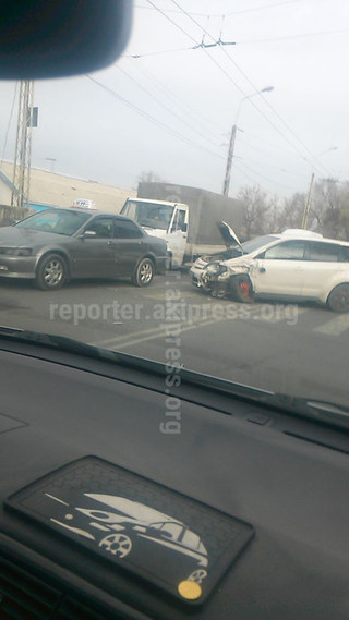 В воскресенье по улице Элебесова произошло ДТП с участием 2 легковых авто и пассажирского бусика, есть пострадавшие, - читатель <b><i>(фото, видео)</i></b>
