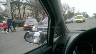 Почему на пересечении улиц Ахунбаева-Абая многие водители поворачивают со второй полосы? - читатель (фото)