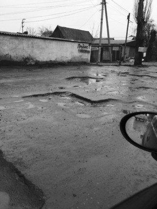 Дорожники раскопали улицу Ленская в Бишкеке и оставили, - автолюбитель <b><i>(фото, видео)</i></b>