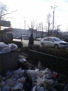 На проспекте Манаса валяется мусор, - читатель (фото)