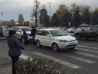 На центральной улице Бишкека произошло ДТП с участием дипмашины, - очевидец <b><i>(фото)</i></b>