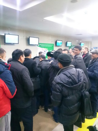 Пассажиры, которым утром перенесли рейс на 13:00, авиакомпании «Эйр Манас» (ТМ «Пегасус Азия») до сих пор не вылетели в Ош (фото)