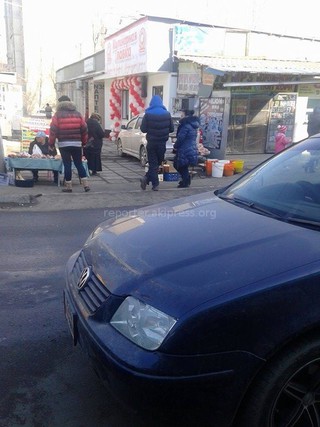 В мкр Аламедин-1 продают мясо прям на дороге <i>(фото)</i>