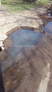 На ул.Керимова 2 года назад провели канализацию, испортив дорожное полотно (фото)