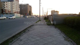 На северной стороне улицы Ахунбаева между улицами Тыналиева и Баха нет тротуара, также в этом районе нет общественного транспорта <i>(фото)</i>