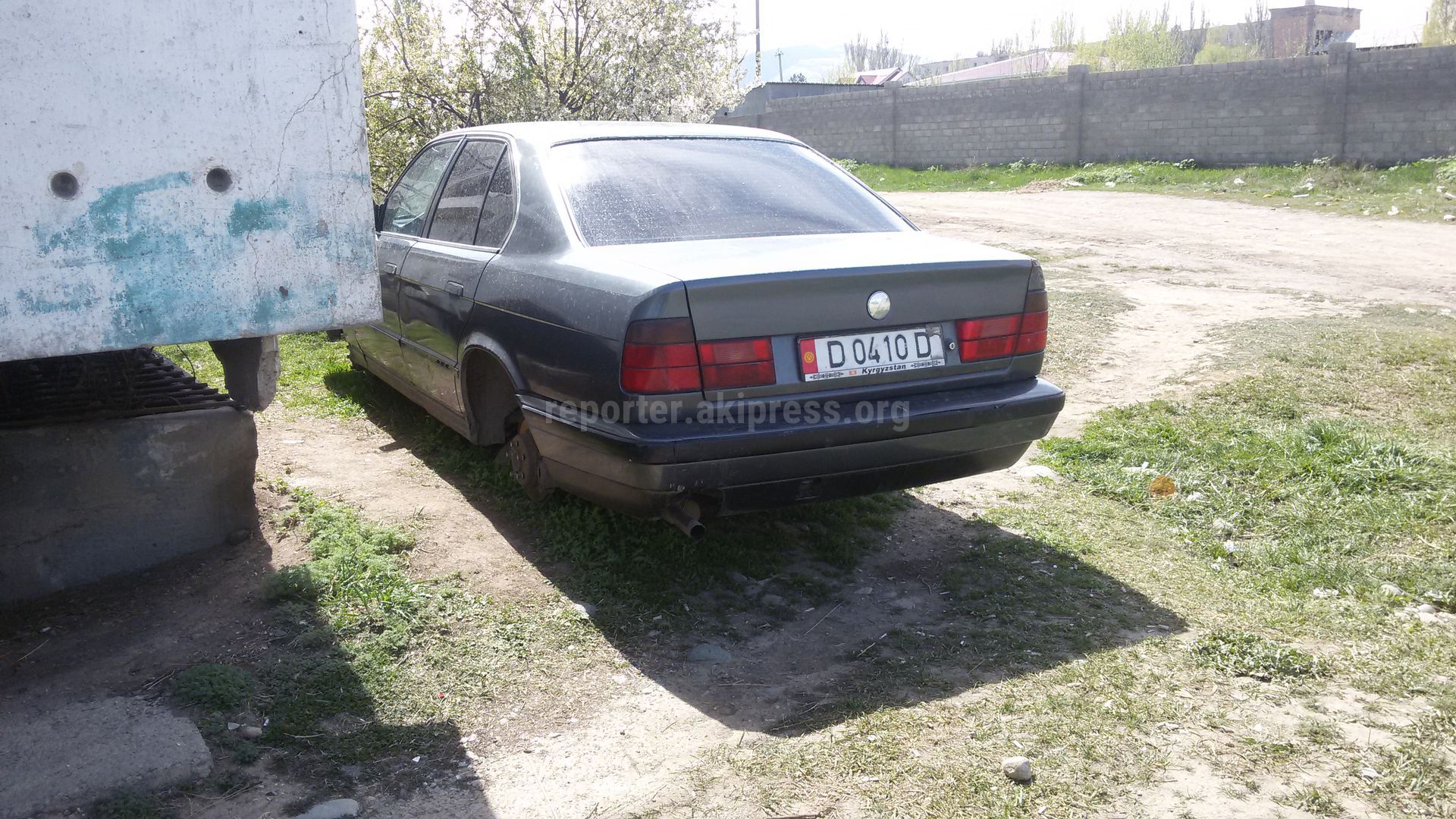 В Караколе во дворе одного из домов стоит подозрительная брошенная BMW, -  читатель (фото)