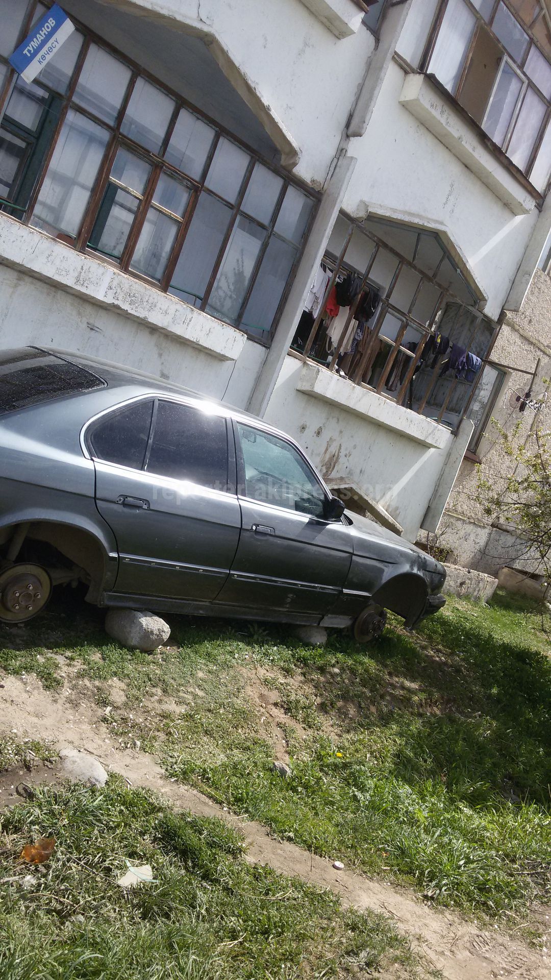 В Караколе во дворе одного из домов стоит подозрительная брошенная BMW, -  читатель (фото)