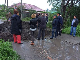 После потопа жители улиц Фирсова и Аральской вынуждены сами чистить дренажи, - читатель <i>(фото)</i>