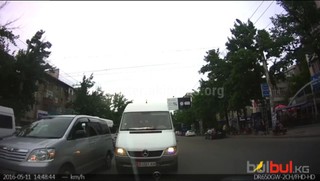 Читатель просит наказать водителя бусика, выехавшего на встречную полосу на ул.Абдрахманова (видео)
