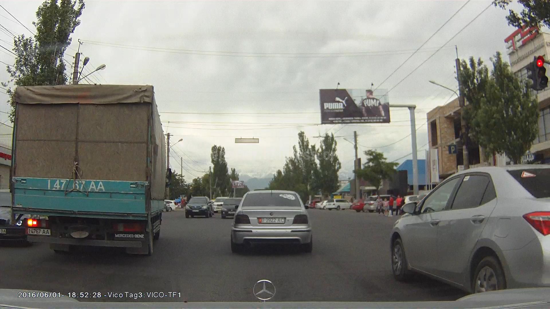 Читатель просит наказать водителя грузового авто за двойное нарушение ПДД  (фото, видео)