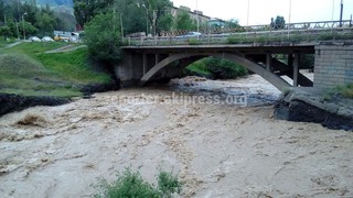 <b>В городе Нарын поднимается уровень воды в реке Нарын, есть угроза затопления домов и разрушения моста <i>(видео)</i></b> <i>(дополнено)</i>