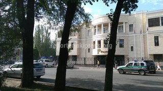 ОАО «Росинбанк» выставил металлическое ограждение на тротуар самовольно, - «Бишкекглавархитектура»