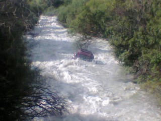 Сотрудники «Кыргызтелекома» спасли 6 пассажиров автомашины, которая упала в реку Ак-Суу <b><i>(фото)</i></b>
