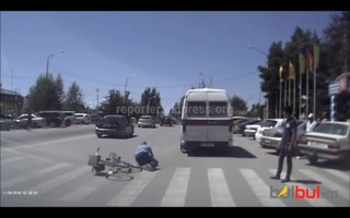 В Чолпон-Ате водитель буса задел велосипедиста и уехал, не проверив в порядке ли он, - очевидец <i>(видео)</i>