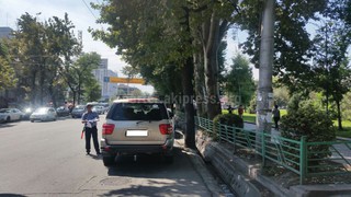 Дорожный знак «остановка запрещена» на ул.Абдрахманова установлен высоко, - читатель (фото)