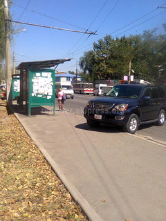 В Бишкеке автомашина припарковалась на остановке, встав поперек дороге, - читатель (фото)