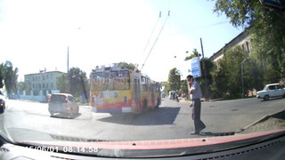 На пересечении улиц Жукеева-Пудовкина и Ахунбаева троллейбус проехал на красный сигнал светофора (видео)