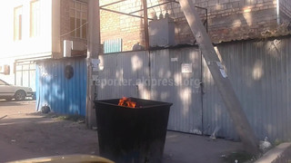 На перекрестке Дэн Сяопина-Барпы Алыкулова периодически сжигают мусор в баке, - читатель (видео)